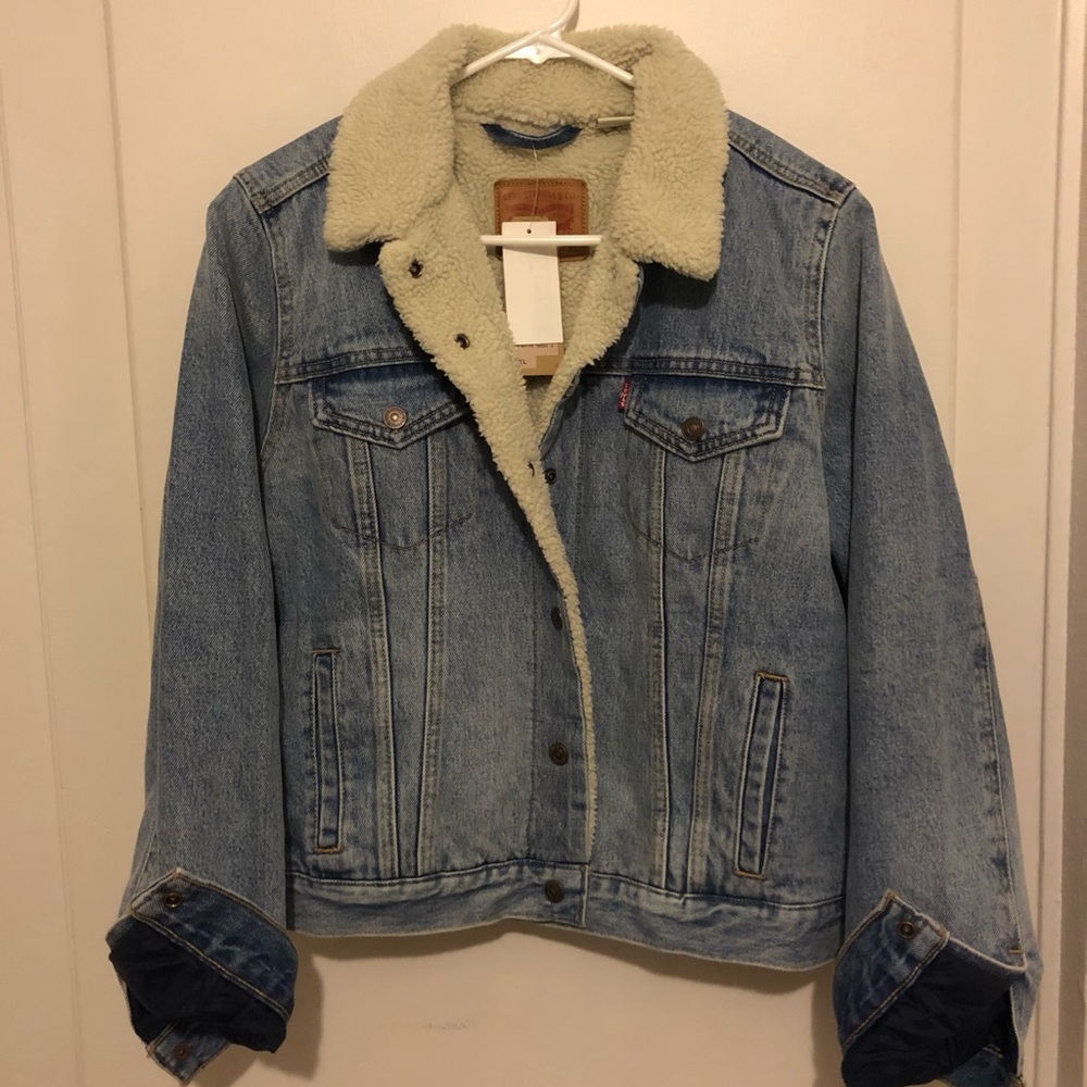 NWT Levi’s Sherpa trucker XL, fits like M